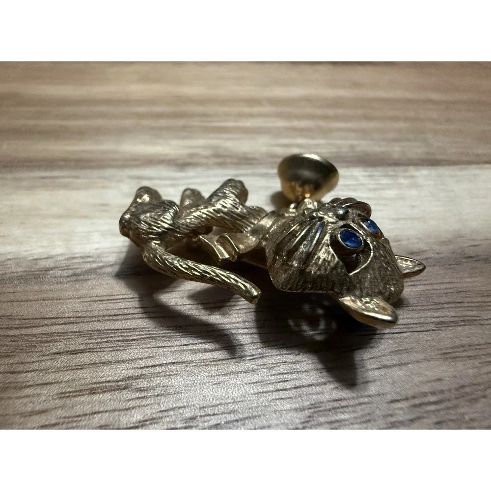 AVON VTG GOLD METAL CAT PIN WITH BELL & BLUE EYES JEWELRY ACCESSORIES